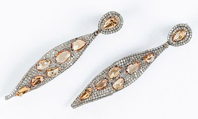 Bellos pendientes largos, en dos cuerpos cuajados de diamantitos talla 8/8 y zafiros finos 