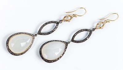 Bellos pendientes largos, en tres cuerpos ojivales en movimiento decorados con diamantes talla 