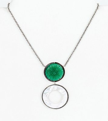 Cadena y colgante en plata y oro de la firma PEKAN, con jadeita tallada, circular, y disco de 