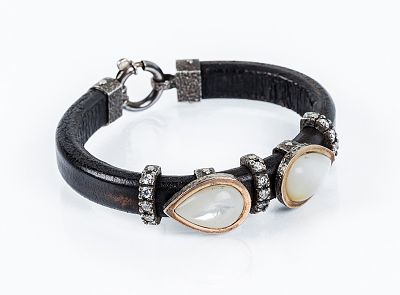 Brazalete de cuero marr&oacute;n de la firma PEKAN, en plata y oro amarillo 18 K, con centro de dos 