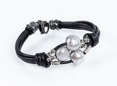 Pulsera de varios hilos de piel negra con centro de tres perlas australianas barrocas, con 