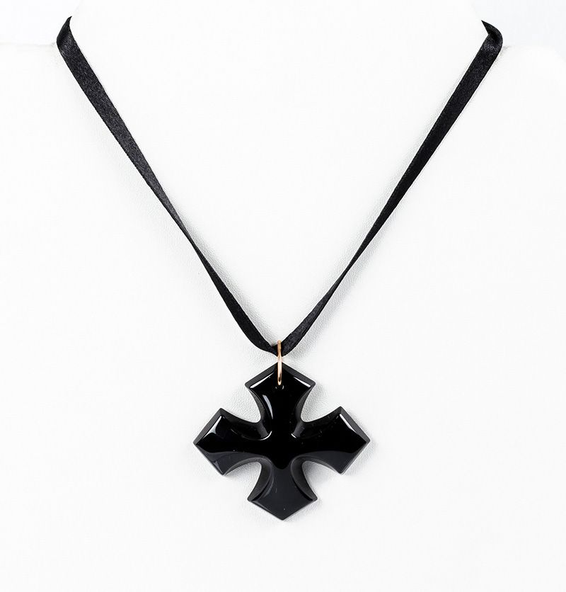 Cruz colgante realizada en cristal de BACCARAT, con reasa en oro amarillo y cinta de seda y 