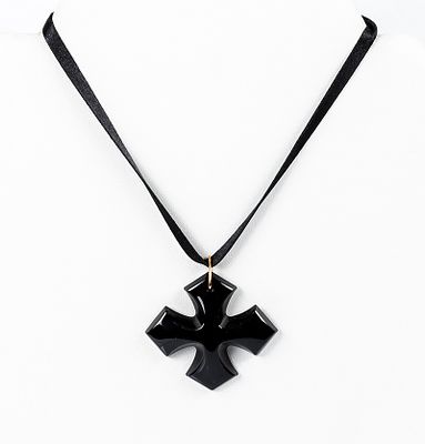 Cruz colgante realizada en cristal de BACCARAT, con reasa en oro amarillo y cinta de seda y 