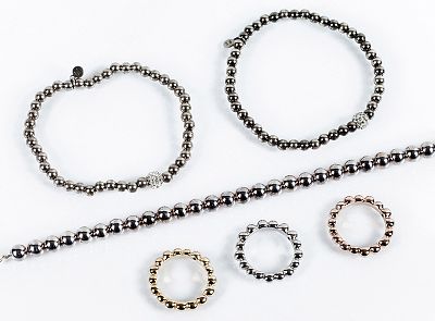 Lote de joyas en plata de ley formadas por peque&ntilde;as bolitas: tres pulseras, dos el&aacute;sticas, con 