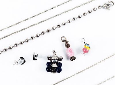 Lote de joyas en plata de ley: colgante de la firma TOUS, con motivo de 'osito' esmaltado (29 