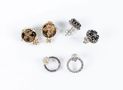 Lote de joyas en plata de ley: 1) Pendientes en plata dorada ARISTOCRAZY con una cruz sobre 