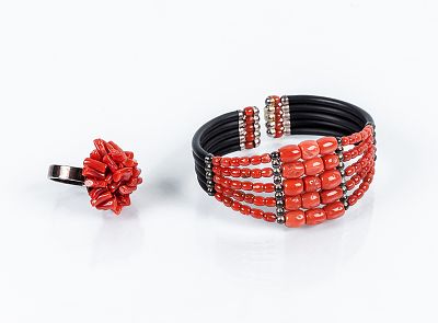 Lote de brazalete esclavo y anillo, ambos ajustables, realizados con cuentas pulidas de 