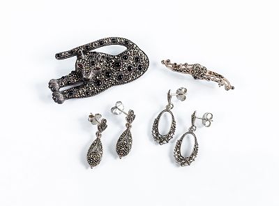 Lote de joyas en plata de ley, decoradas con marcasitas: alfiler en forma de felino con 