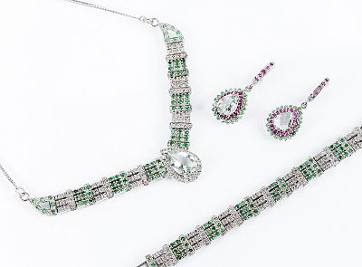 Conjunto en plata de ley y piedras finas: 1) gargantilla con cadena de eslab&oacute;n barbado, y 