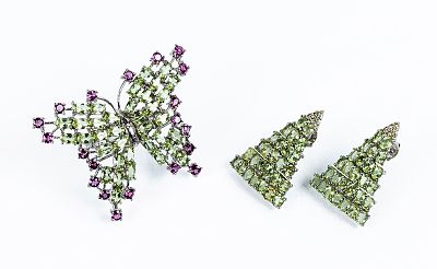Lote de joyas en plata de ley y piedras finas: 1) pendientes con motivo triangular articulado 