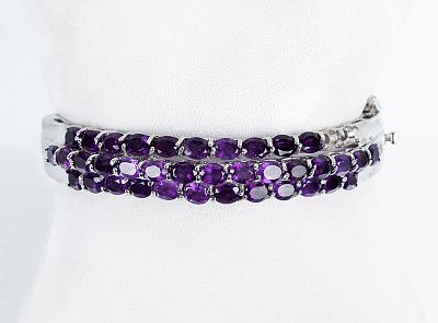 Brazalete esclavo en plata de ley, con frente en bandas escalonadas de amatistas talla oval. 