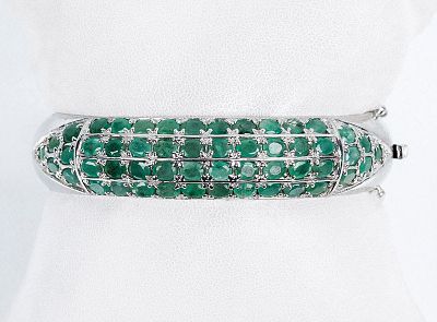 Brazalete esclavo en plata de ley, con frente en bandas de esmeraldas finas, talla oval. Doble 