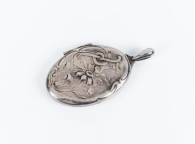 Colgante porta-retratos vintage, oval, en plata maciza, en dos hojas con decoraci&oacute;n modernista. 