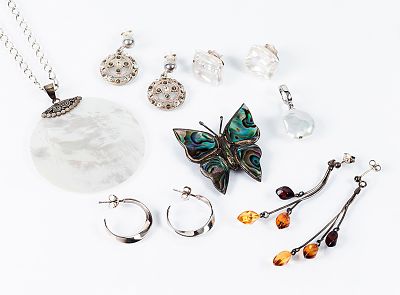 Lote de joyas en plata de ley: 1) juego de pendientes y colgante (28 mm) con perlas keshi. 2) 