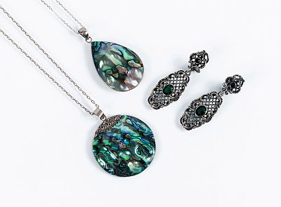 Lote de joyas en plata de ley: 1) pendientes largos articulados, calados, con piedras verdes y 