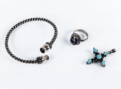 Lote de joyas en plata de ley: 1) cruz colgante con turquesas y granates (39 x 26 mm.); 2) 