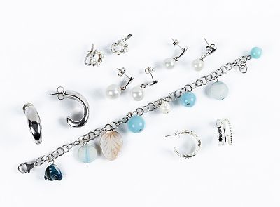 Lote de joyas en plata de ley: 1) pulsera con diferentes colgantitos (18 cm.), y 2) cinco pares 