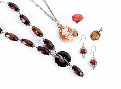 Lote de joyas en plata de ley: 1) cadenita doble y colgante camafeo co flores con piedritas 