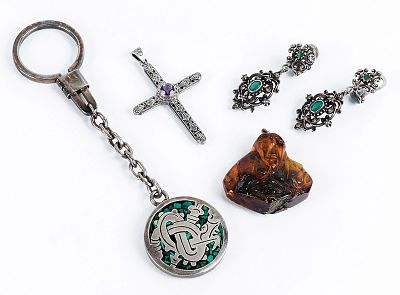 Lote de joyas en plata de ley: 1) pendientes largos con piedras verdes (41 mm.), 2) cruz 