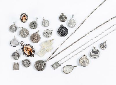 Lote de joyas de plata de ley con motivos religiosos: 15 medallas (18 a 28 mm.), cadena larga y 