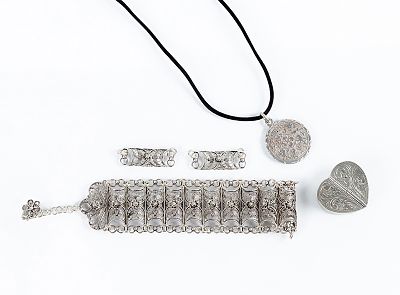 Lote de joyas en plata: 1) pulsera ancha realizada en filigrana (con dos eslabones extra) (17 