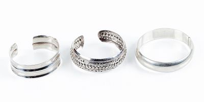 Lote de tres pulseras esclavas en plata de ley, en su color; una lisa, de media ca&ntilde;a, con 
