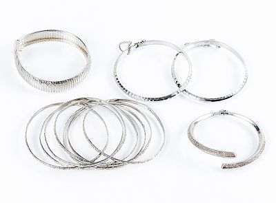 Lote de pulseras en plata de ley: 1) siete pulseras semanario (62 mm.); 2) dos pulseras 