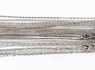 Lote de trece cadenitas cortas en plata de ley, de diferentes eslabones. Longitud: entre 40 y 52 cm.