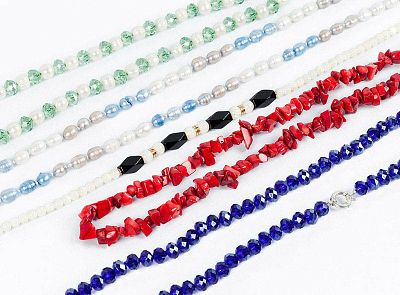 Lote de cinco collares variados: 1) de cristales verdes y perlas cultivadas (50 cm.). 2) 