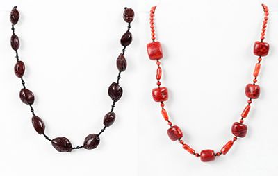 Lote de dos collares con cierre de plata; 1) Collar de cuentas esf&eacute;ricas de coral esponja, de 5 