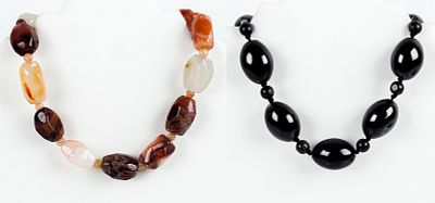 Lote de dos collares, uno con grandes cuentas de &aacute;gata marr&oacute;n, facetadas, con cierre de plata 