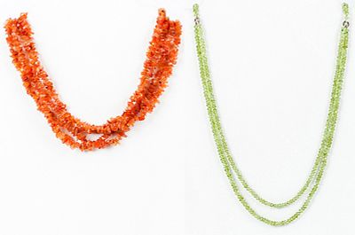 Lote de dos collares de peque&ntilde;as cuentas: 1) Collar de cuatro vueltas de &aacute;gata carneolita, con 