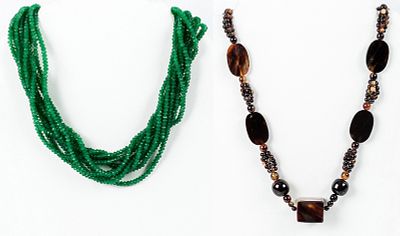 Lote de dos collares: 1) Collar largo realizado en carey, formado por una combinaci&oacute;n de 