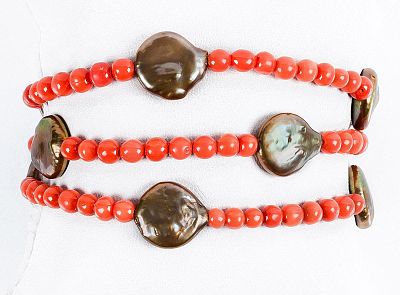 Pulsera de tres vueltas de cuentas de coral, de 5 mm, en combinaci&oacute;n con perlas 'flat' color 