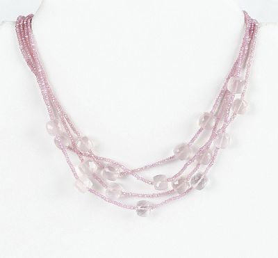 Collar de cuatro hilos de peque&ntilde;as cuentas facetadas de cuarzo rosa, y centros de cuentas en 