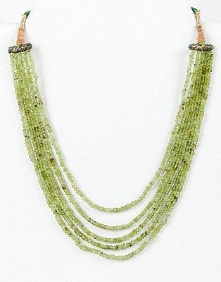 Collar formado por 5 hilos de peque&ntilde;as cuentas de olivina, facetadas, montado en cord&oacute;n de tela 