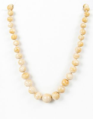 Collar de cuentas antiguo de dentina natural, en disminuci&oacute;n del centro a las puntas, de 18 a 