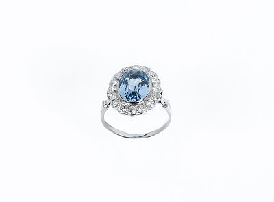 Delicada sortija vintage en montura de platino. con centro de piedra azul oval. en chat&oacute;n. y 