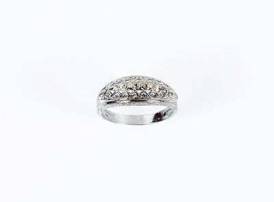 Anillo vintage en s&oacute;lida montura de oro blanco 18 K con frente en celos&iacute;a calada y fila de 