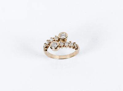 Anillo bilabial en oro amarillo 18 K. con dos limpios y blancos diamantes naturales. talla 