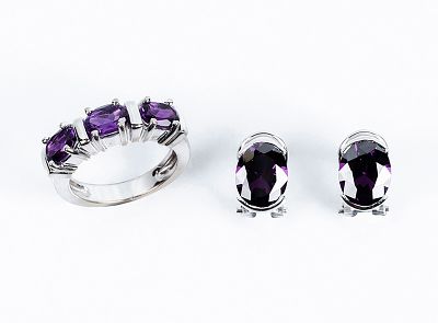 Conjunto de anillo y pendientes en s&oacute;lida montura de oro blanco 18 K con amatistas ovales en 