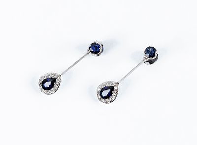 Pendientes largos en oro blanco 18 K. con zafiro difusi&oacute;n azul. talla brillante. en garras. y 