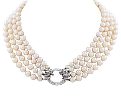 COLLAR DE PERLAS CULTIVADAS Y BROCHE EN ORO 14KT. Collar corto de 4 hilos de perlas cultivadas 