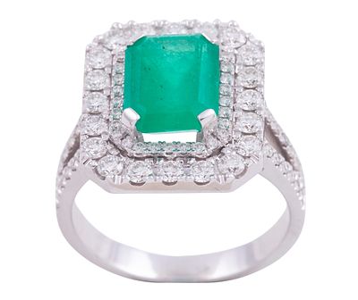 SORTIJA EN ORO 18KT, ESMERALDA Y DIAMANTES. Sortija realizada en oro de 18kt. Esmeralda central 