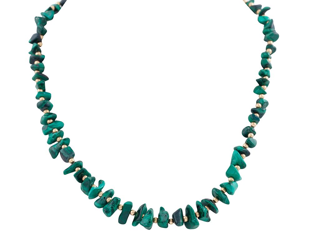 COLLAR DE MALAQUITA Y ORO BAJO. Collar realizado con cuentas de malaquita alternadas con bolitas 
