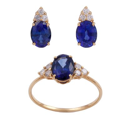 CONJUNTO DE SORTIJA Y PENDIENTES EN ORO 18KT, ZAFIROS Y DIAMANTES. Conjunto de sortija y 