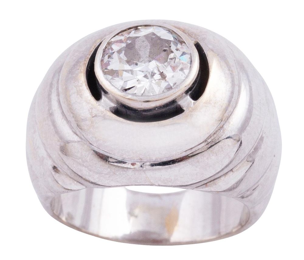 SORTIJA EN ORO 18KT Y DIAMANTE 1.80CT. Sortija bomb&eacute; gallonada realizada en oro de 18kt. Con 