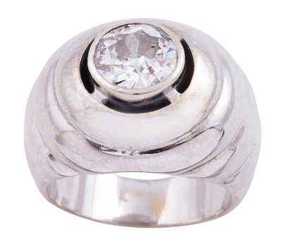 SORTIJA EN ORO 18KT Y DIAMANTE 1.80CT. Sortija bombé gallonada realizada en oro de 18kt. Con 
