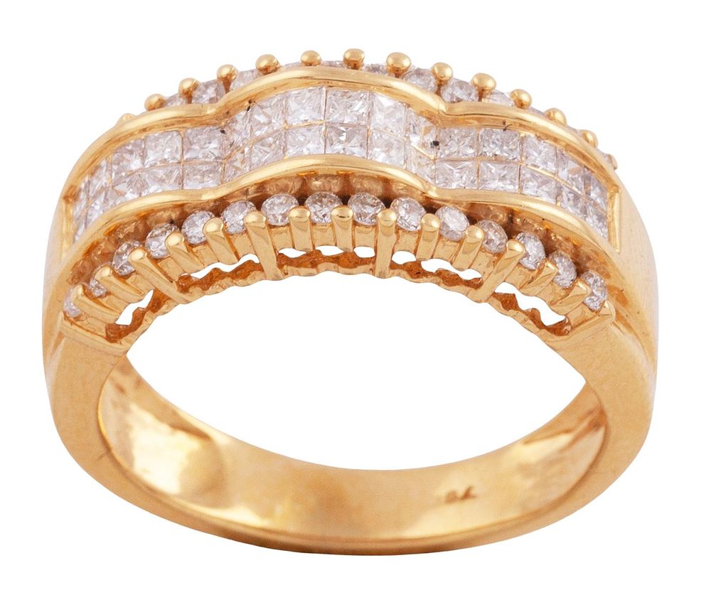 SORTIJA EN ORO 18KT Y DIAMANTES. Sortija realizada en oro de 18kt, montando dos hileras de 