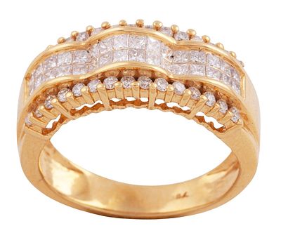 SORTIJA EN ORO 18KT Y DIAMANTES. Sortija realizada en oro de 18kt, montando dos hileras de 
